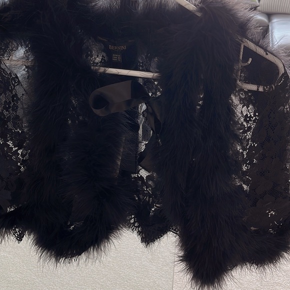 Unique lace with fur shawl - Picture 2 of 5